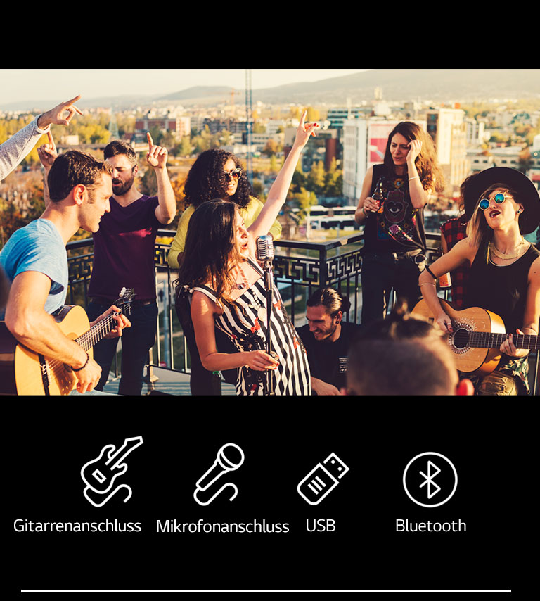 Es gibt Leute, die ein akustisches Konzert mit LG XBOOM XL7S genießen. Unter dem Bild, es gibt Gitarre